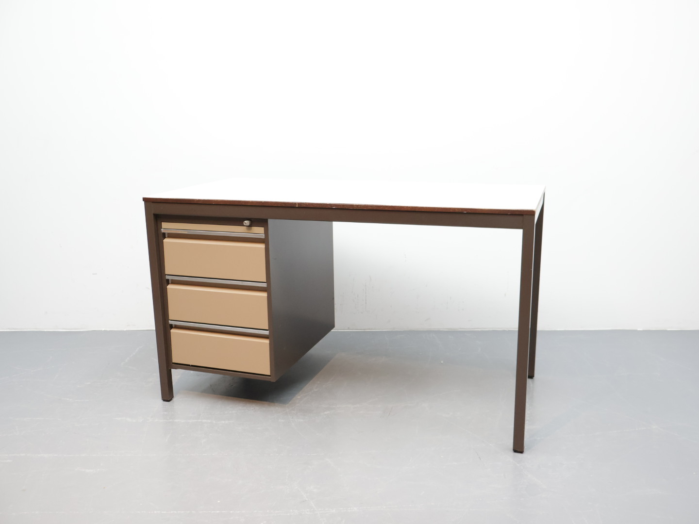 Vintage bureau / metaal / lades / bruin tinten