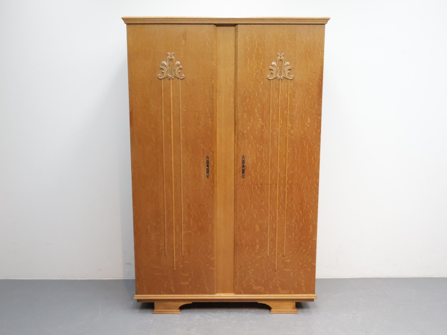 Vintage kledingkast/ 2 deurs / bruin / eiken / houtsnijwerk