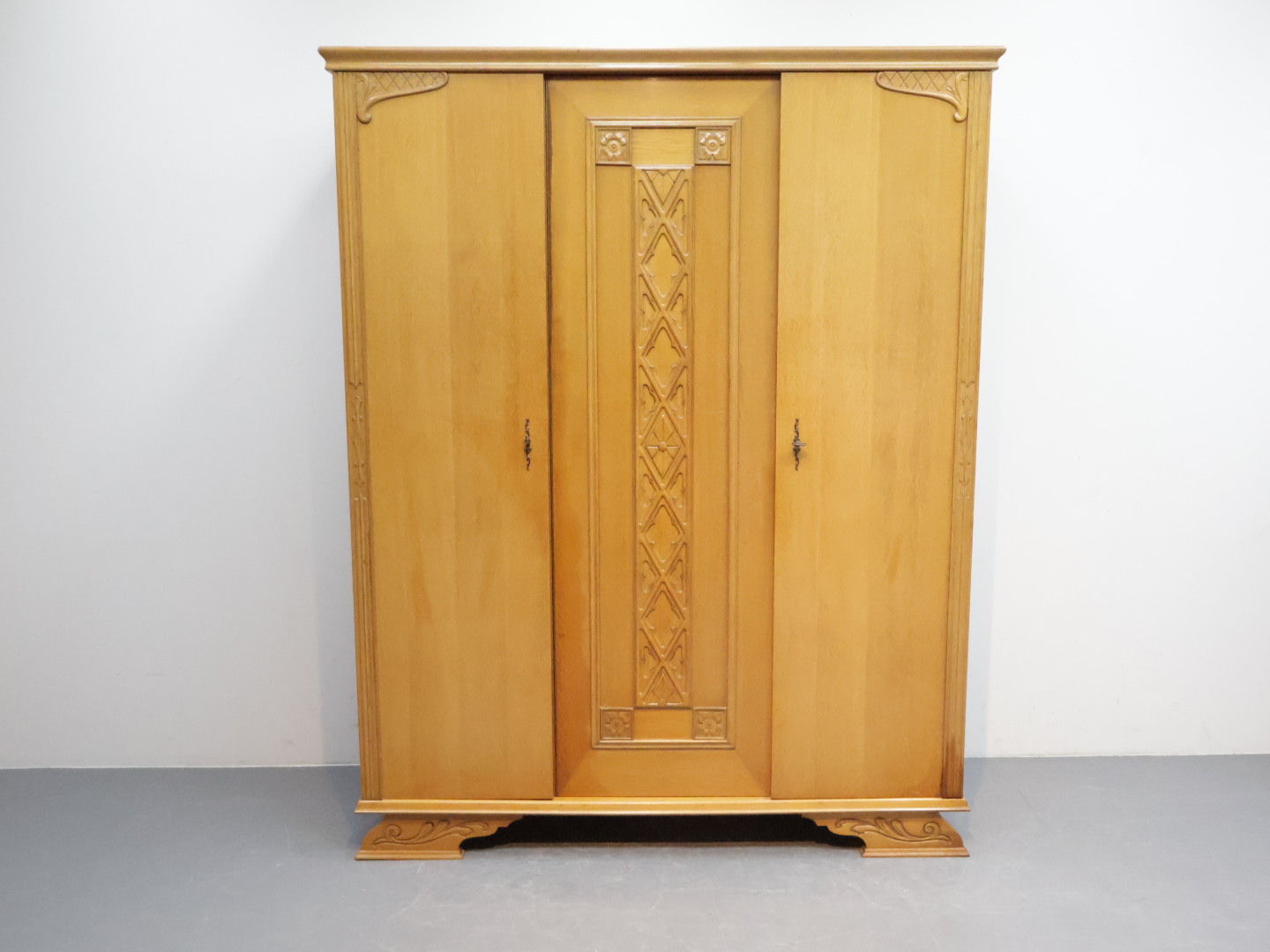 Vintage kledingkast/ 3 deurs / bruin / eiken / houtsnijwerk