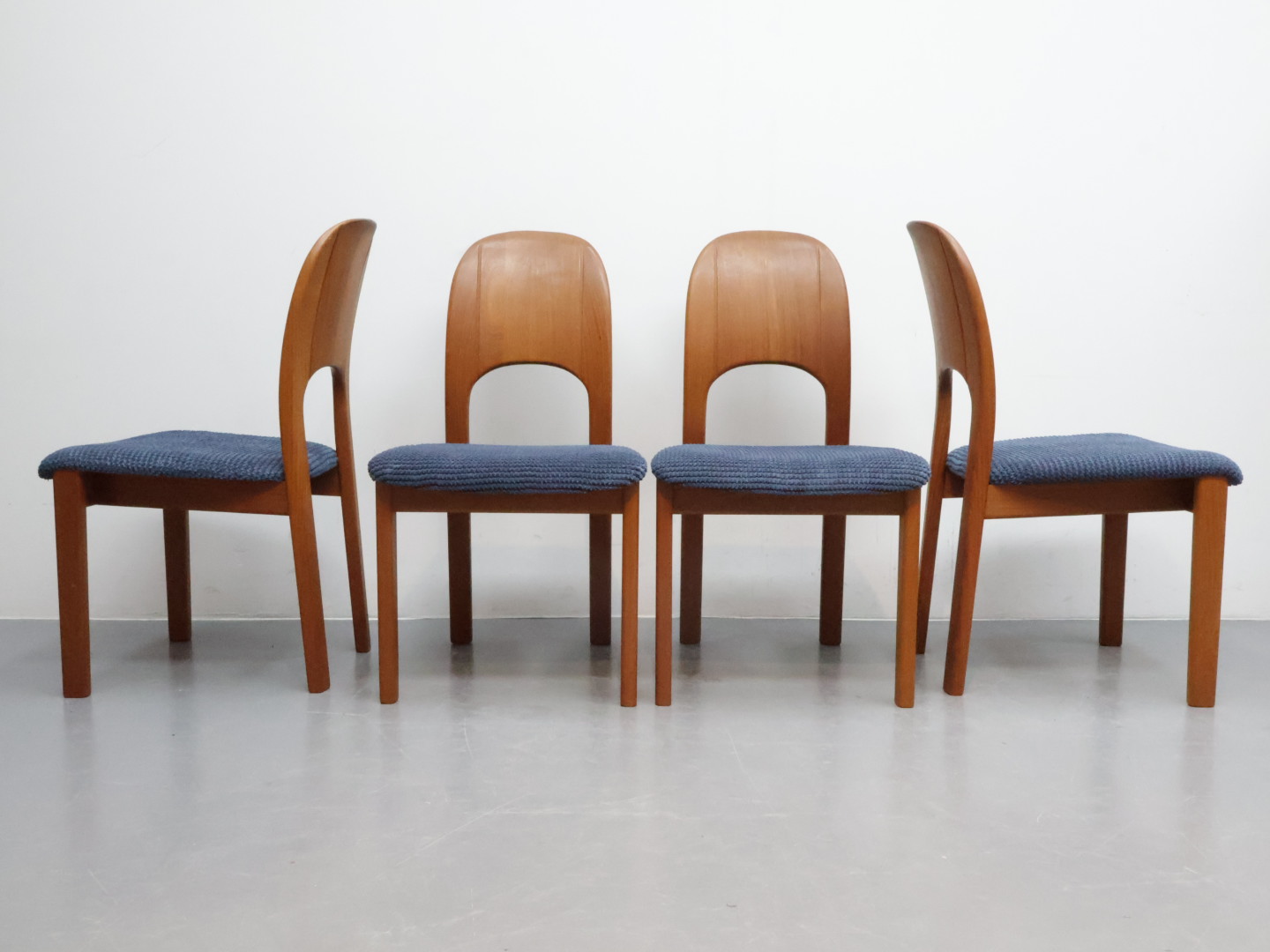 Vintage eetkamerstoelen / teak stof / bruin blauw / set van 4 Holstebro Møbelfabrik