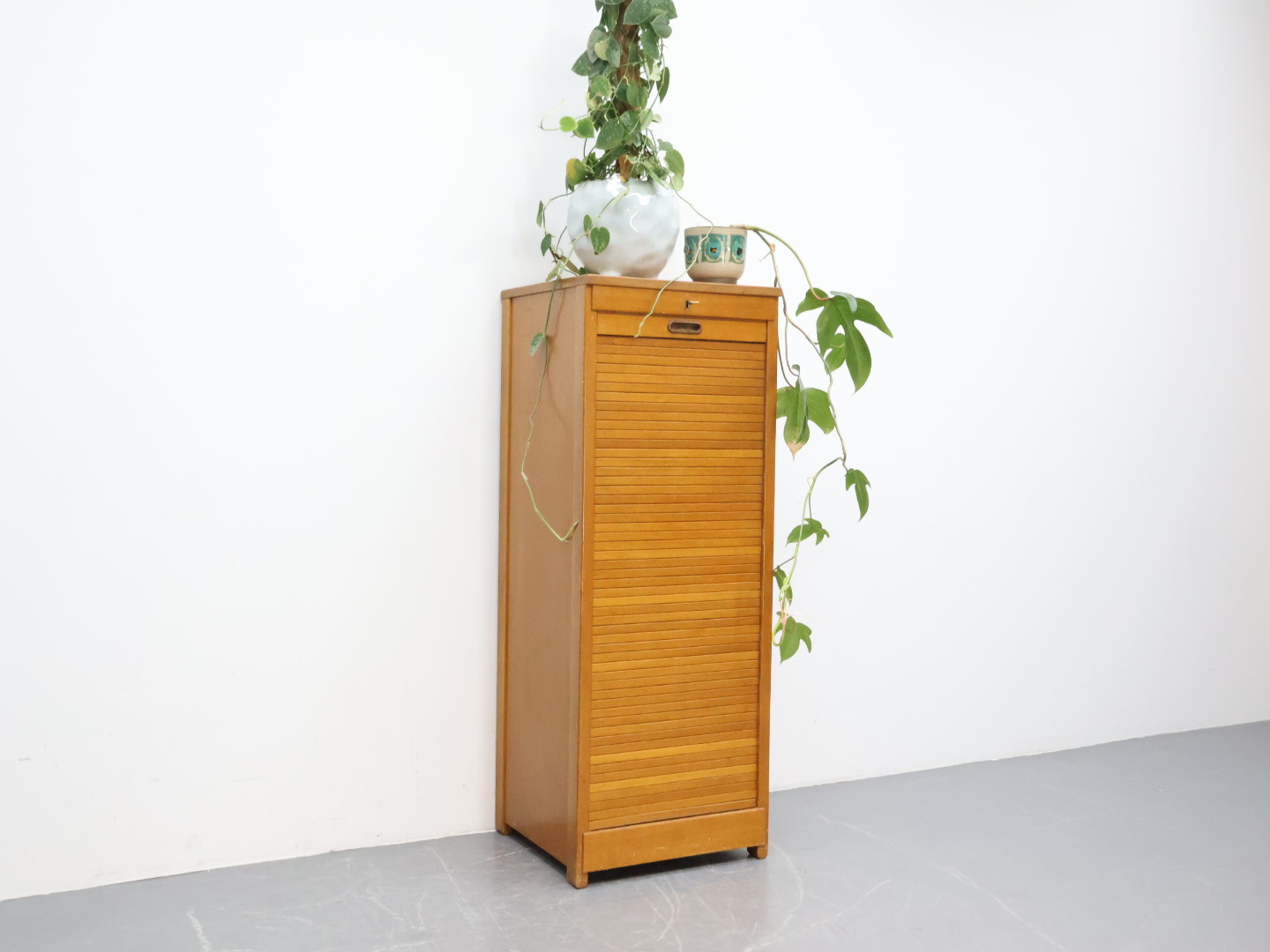 Vintage archiefkast / eikenhout / tambour roldeur / sleutel