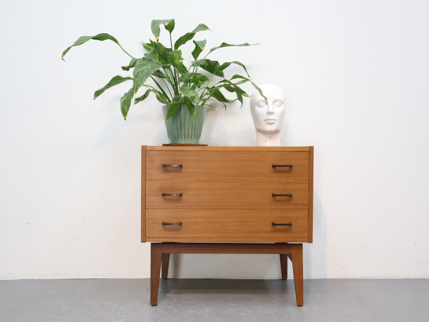 Vintage ladekast / teakfineer / zwarte greep / Simpla Lux