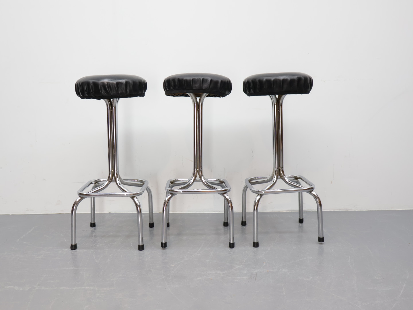 Vintage barkruk / buisframe skai / zwart metaal / set van 3