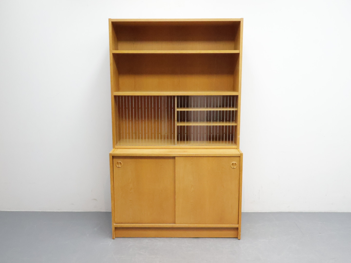 Vintage wandmeubel / blond eiken / schuifdeur glasdeur boekenplank / Denemarken