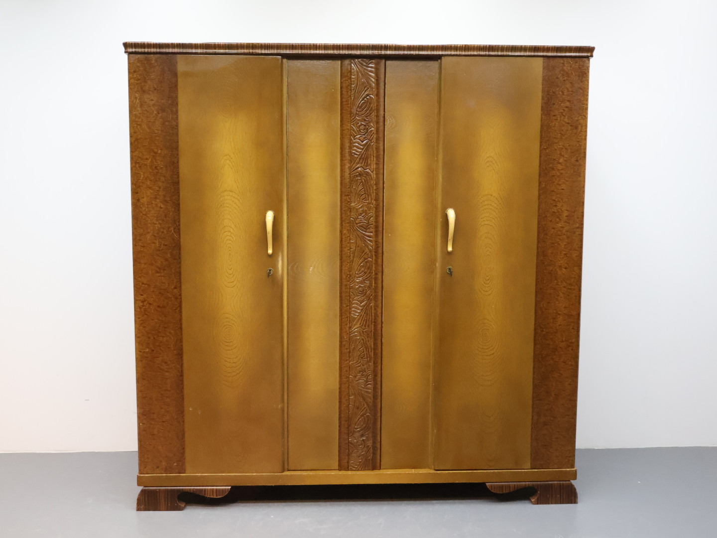Vintage kledingkast / hout houtfineer / bruin / witte greep