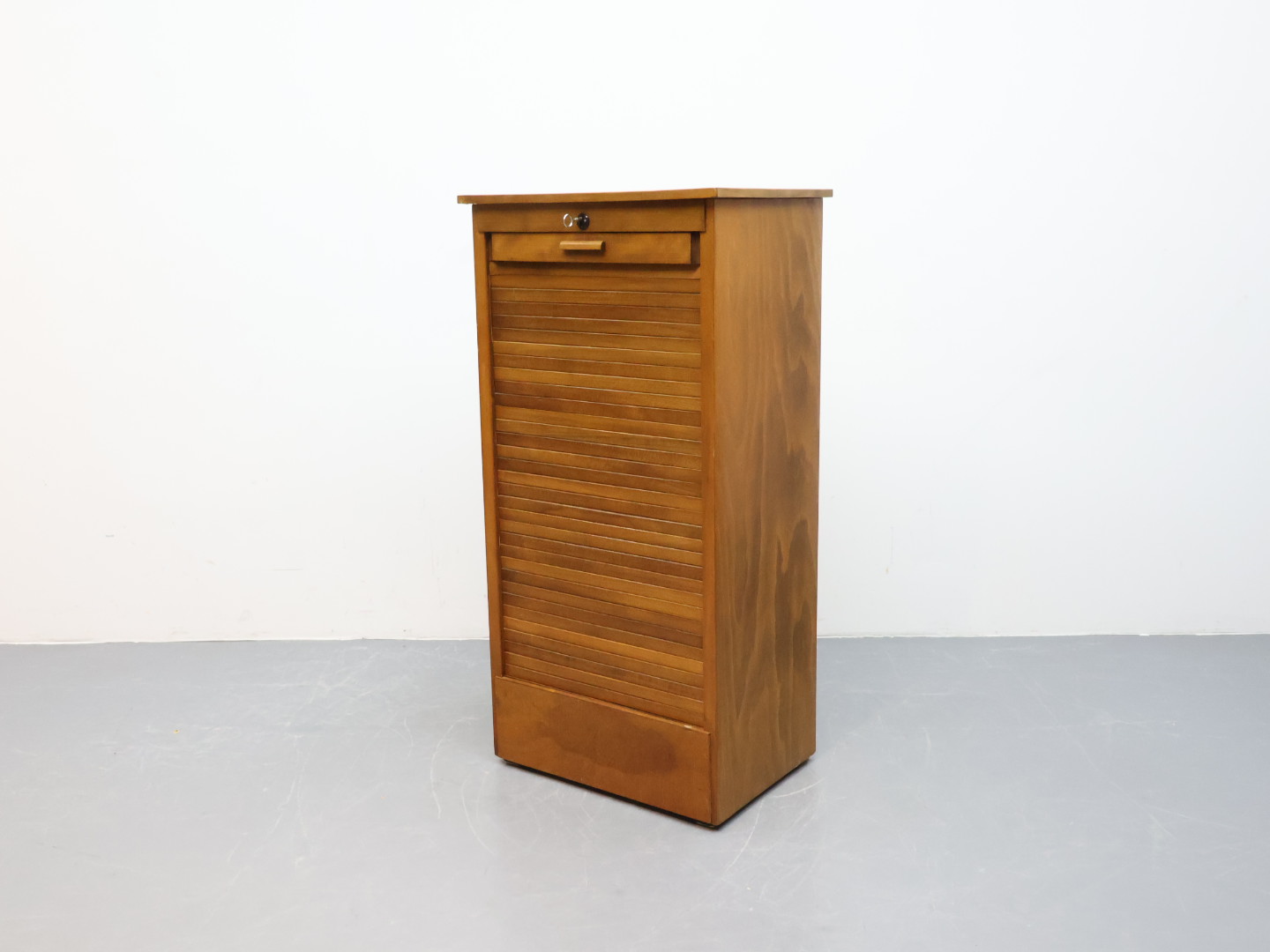 Vintage archiefkast / iepenhout / tambour roldeur / sleutel