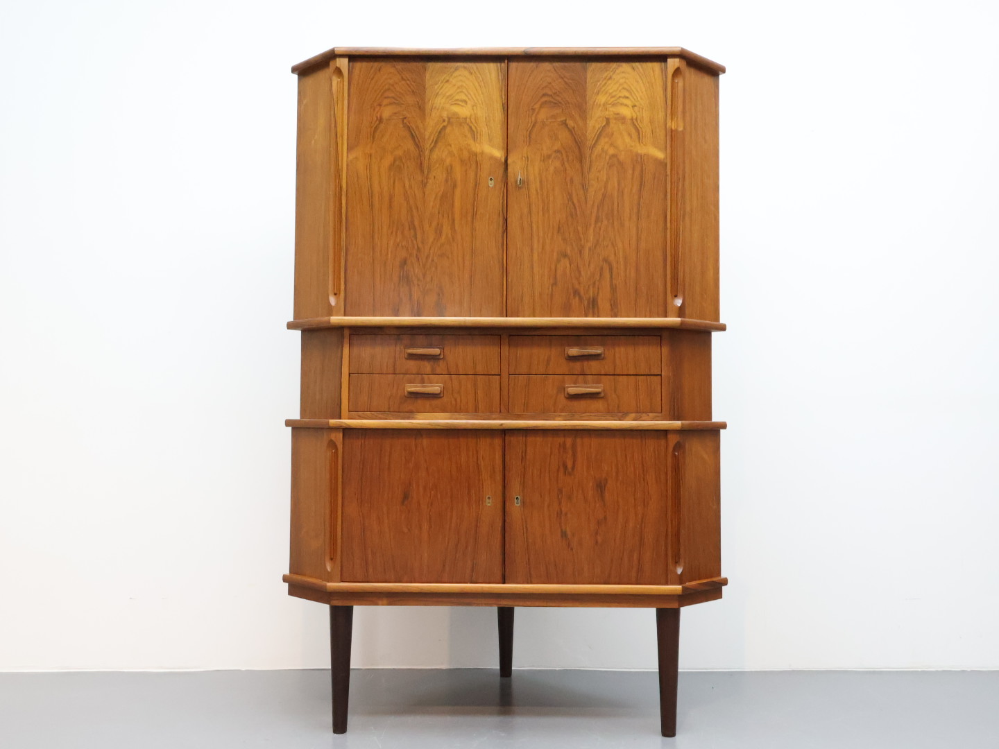 Vintage hoekkast / deur lades / teak / Denemarken