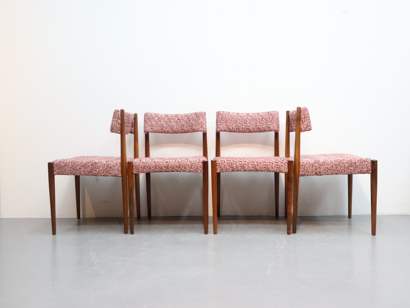 Vintage eetkamerstoel / pallisander stof / roze en bordeaux / nieuwe stoffering