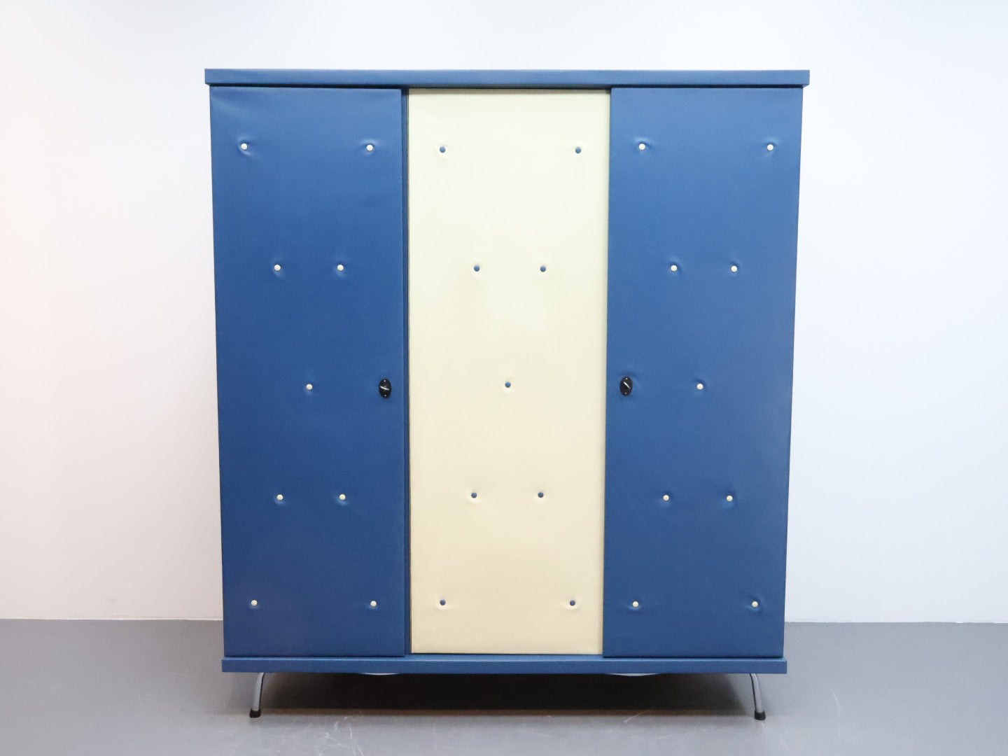 Vintage kledingkast | Blauw Crème | 3 deurs | Buisframe