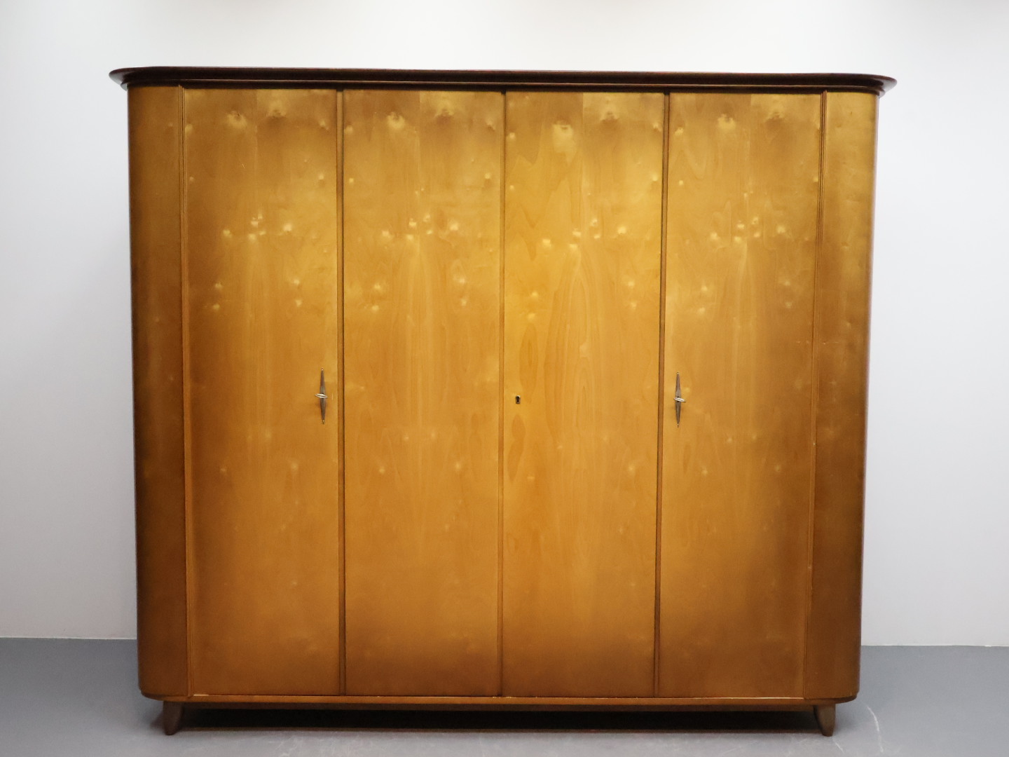 Vintage kledingkast / 4 deurs / bruin/ schuine pootjes