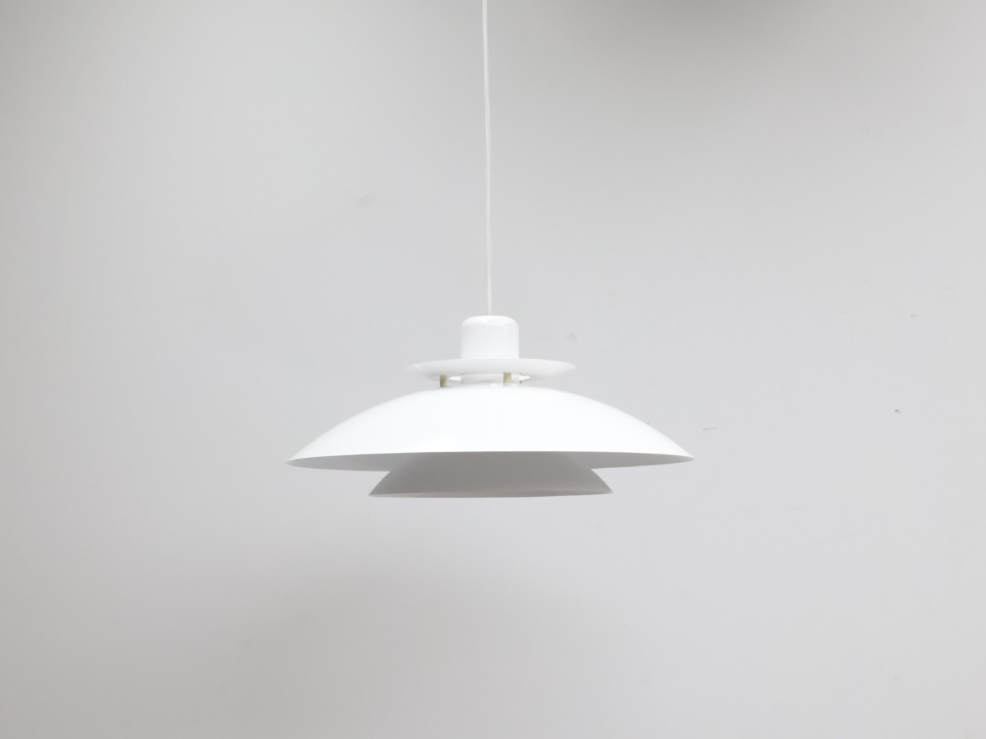 Vintage hanglamp / metaal / wit / Horn Denemarken model 777