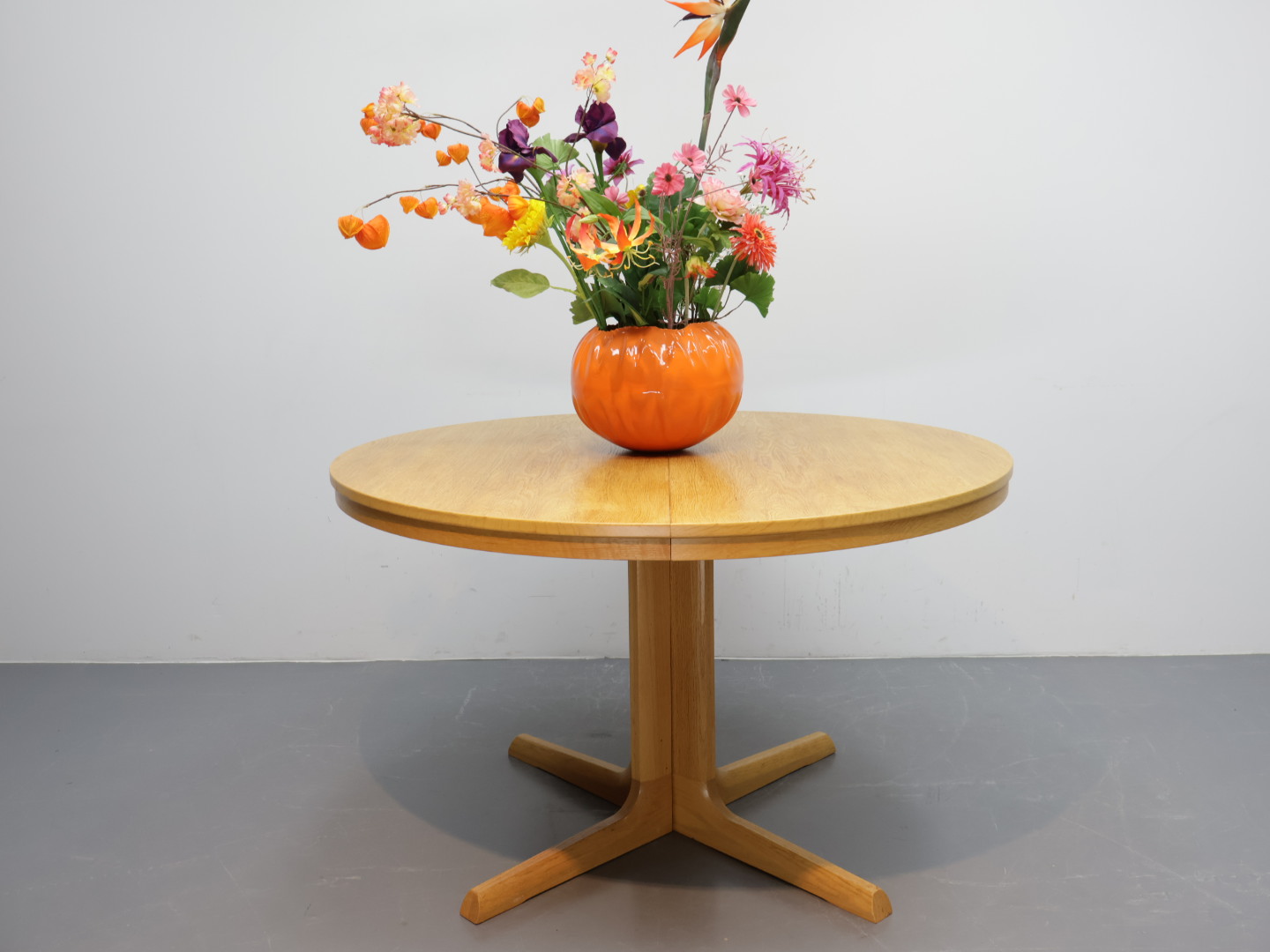 Vintage eettafel / hout / geel rond ovaal / Farstrup Denmark
