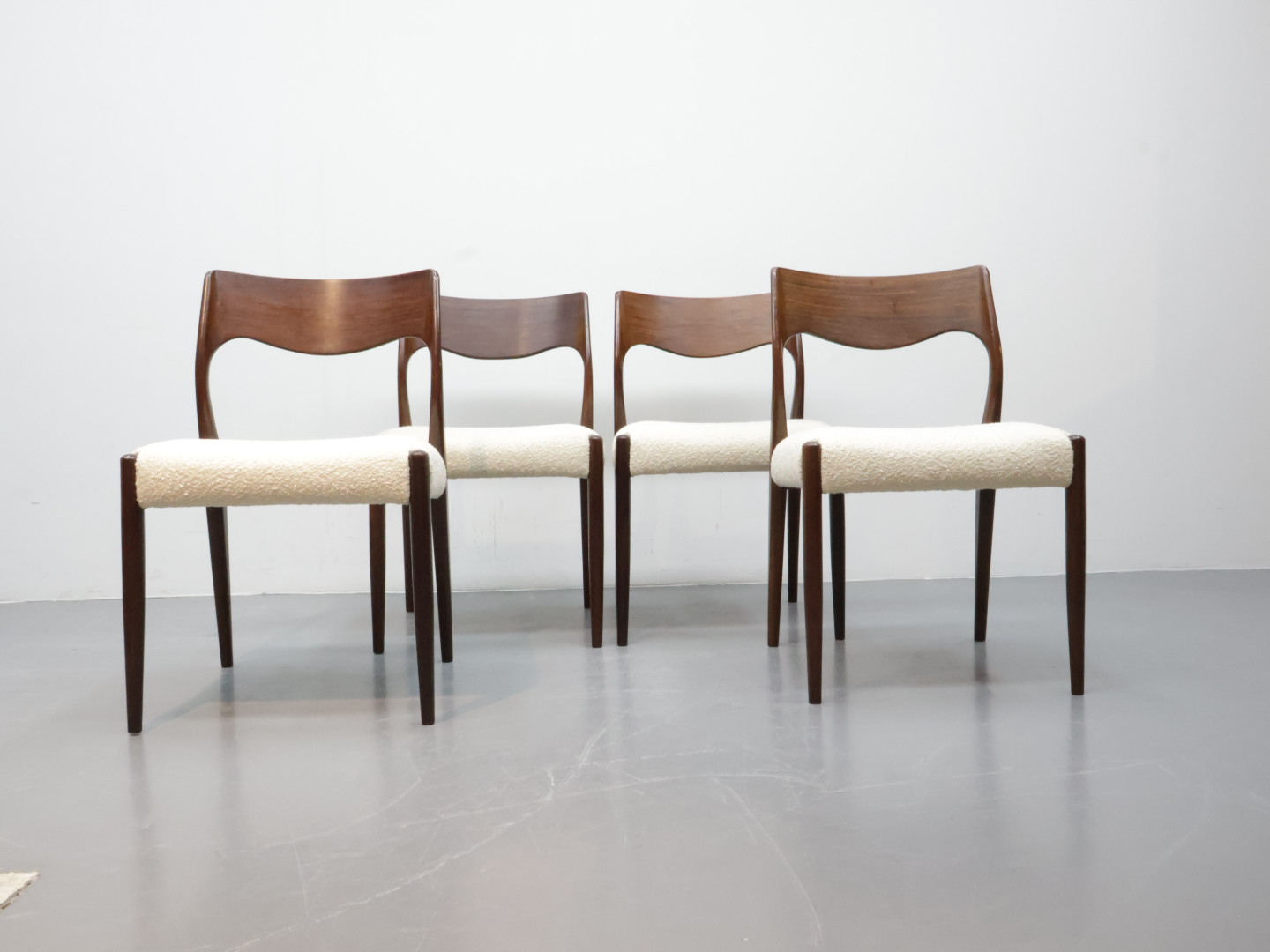 Vintage eetkamerstoel / pallisander stof / bruin ecru boucle / set van 4 Fristho