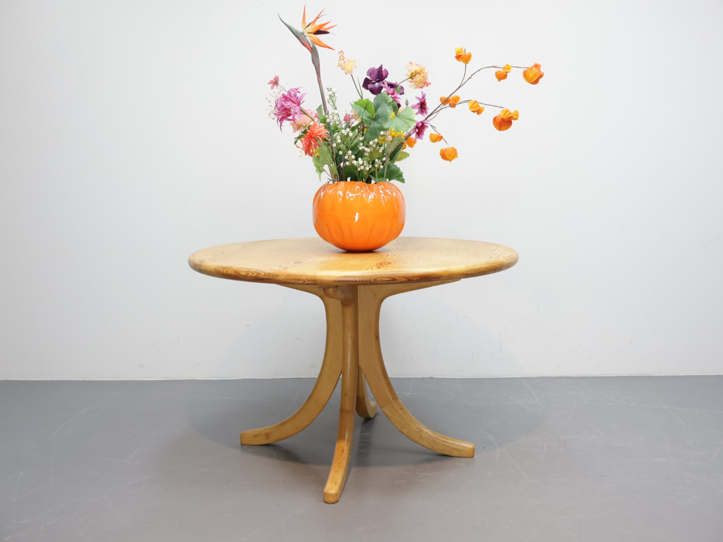 Vintage eettafel / grenen / rond geel / vierpoot