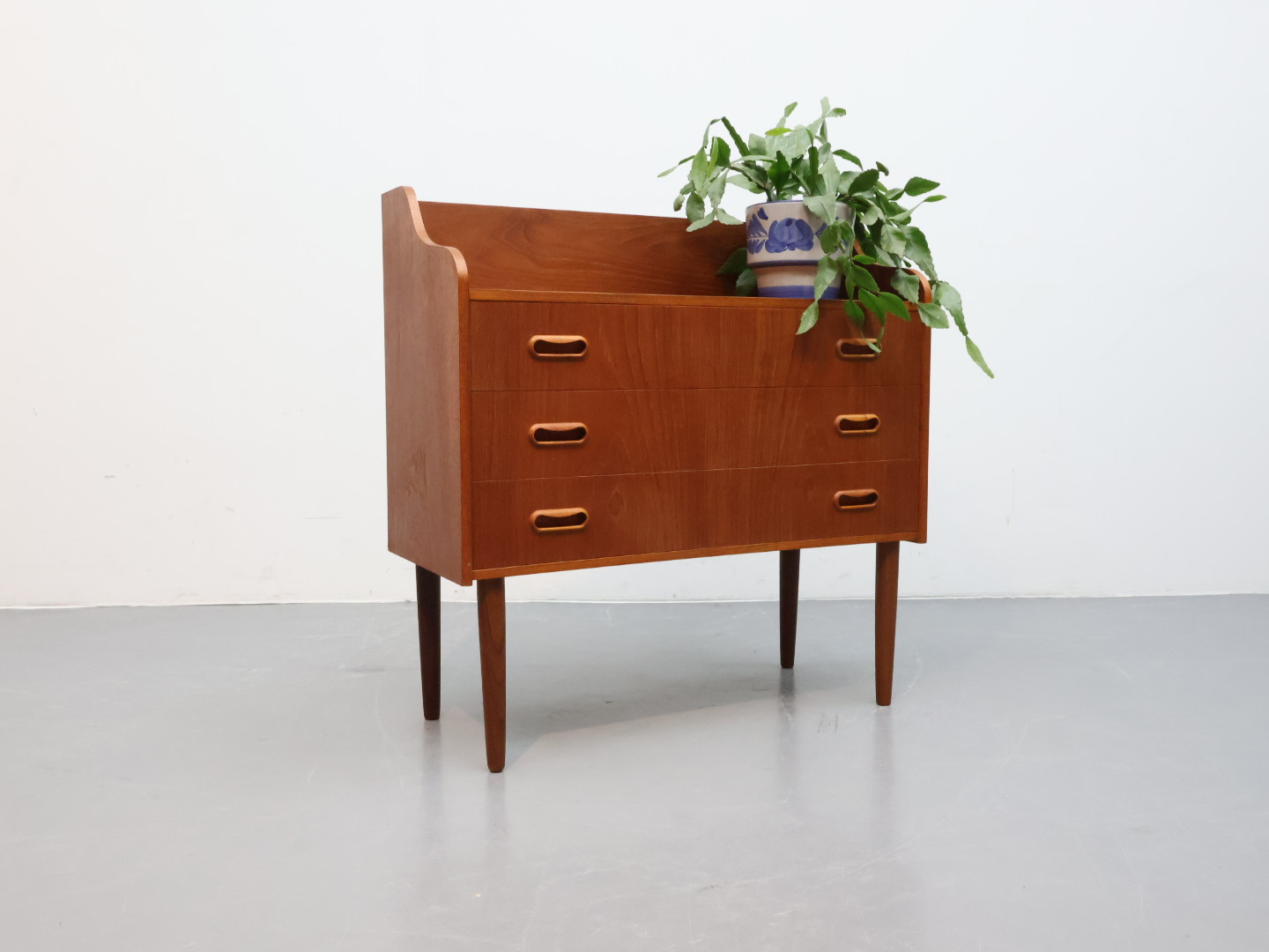 Vintage ladekast / teak teakfineer / 3 lades houten greep / Denemarken