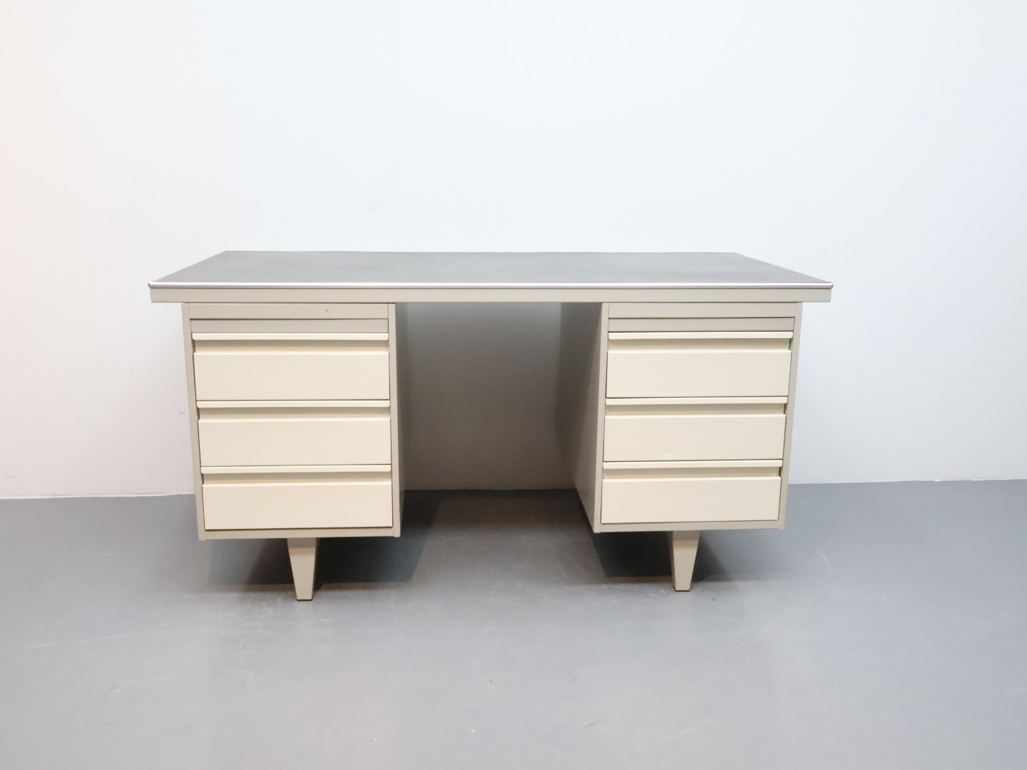 Vintage bureau / metaal linoleum / lades / grijstinten