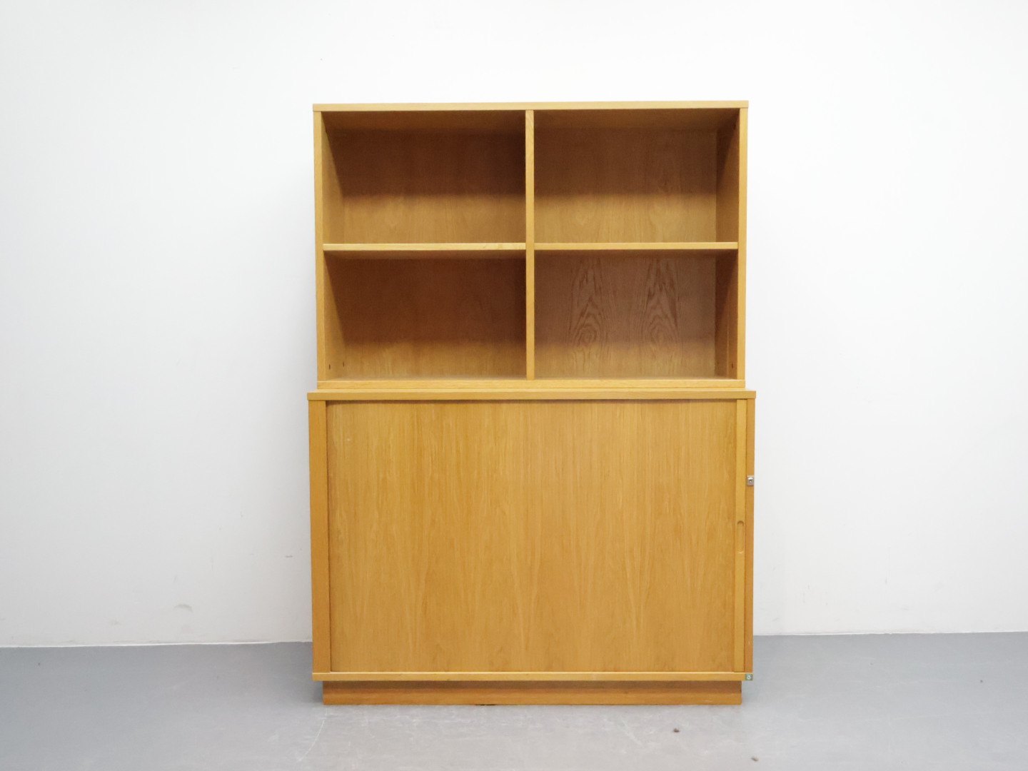 Vintage boekenkast / blond eiken / schuifdeur vak / Dana Denmark