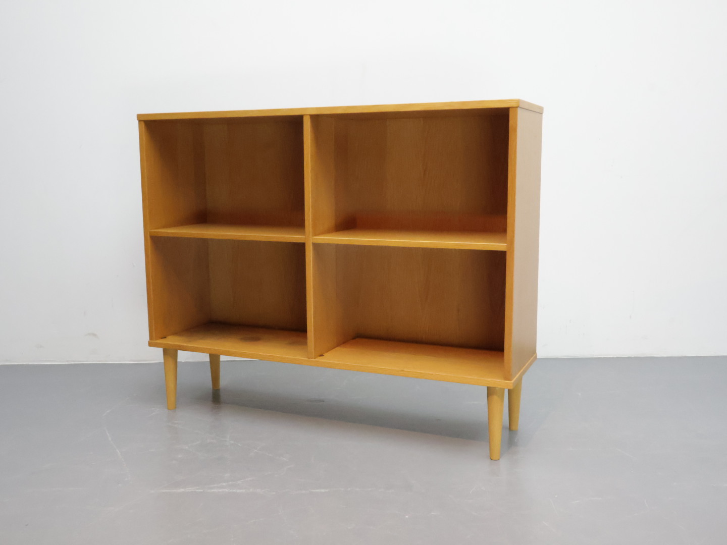 Vintage boekenkast / blond eiken / geel vak / konische poten