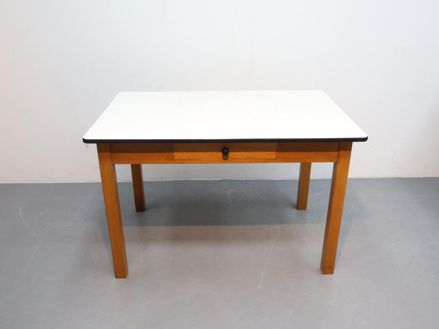 Vintage eettafel / eiken formica / lade / wit blad