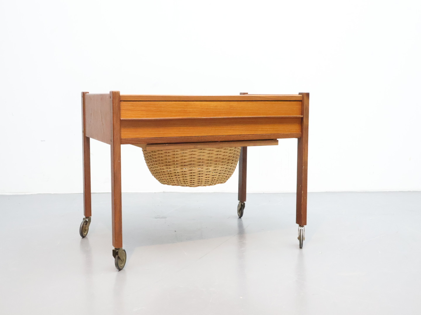 Vintage fourniturentafel / teak / rieten mand messing wieltjes / Denemarken