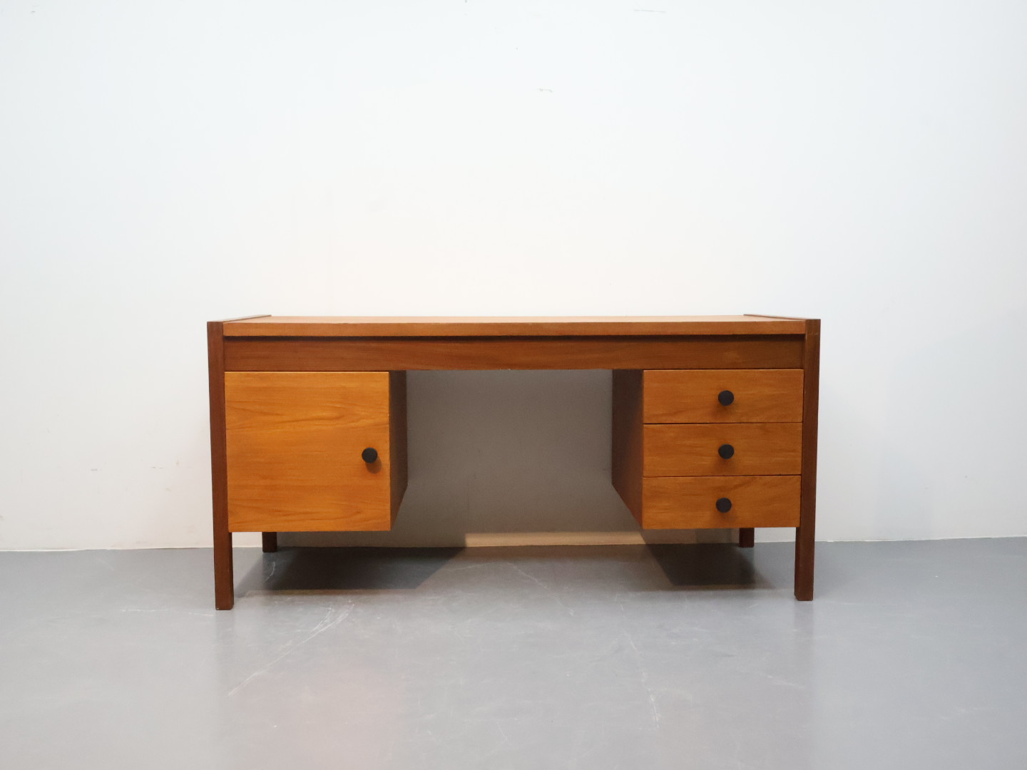 Vintage bureau / teak / lades deur / zwarte knoppen