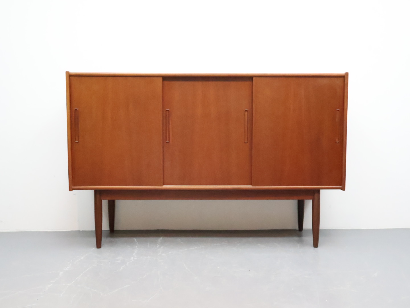 Vintage wandmeubel / schuifdeur / teak / conissche poten