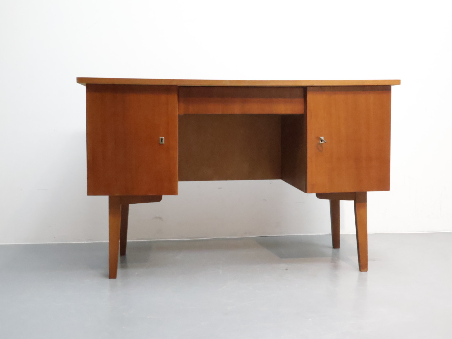 Vintage bureau / teak / deuren / schuine poten