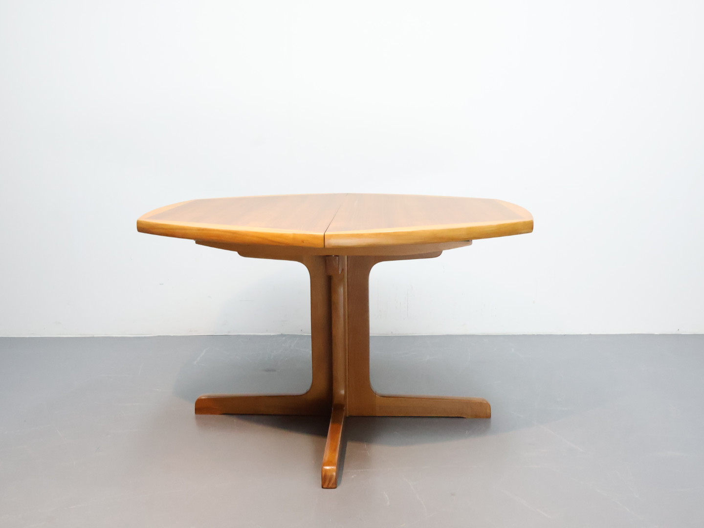 Vintage eettafel / hout teak / 6 hoek / duotone