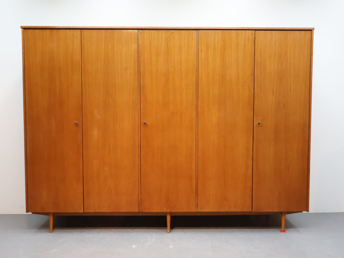 Vintage kledingkast / teak teak fineer / 5 deurs / schuine pootjes